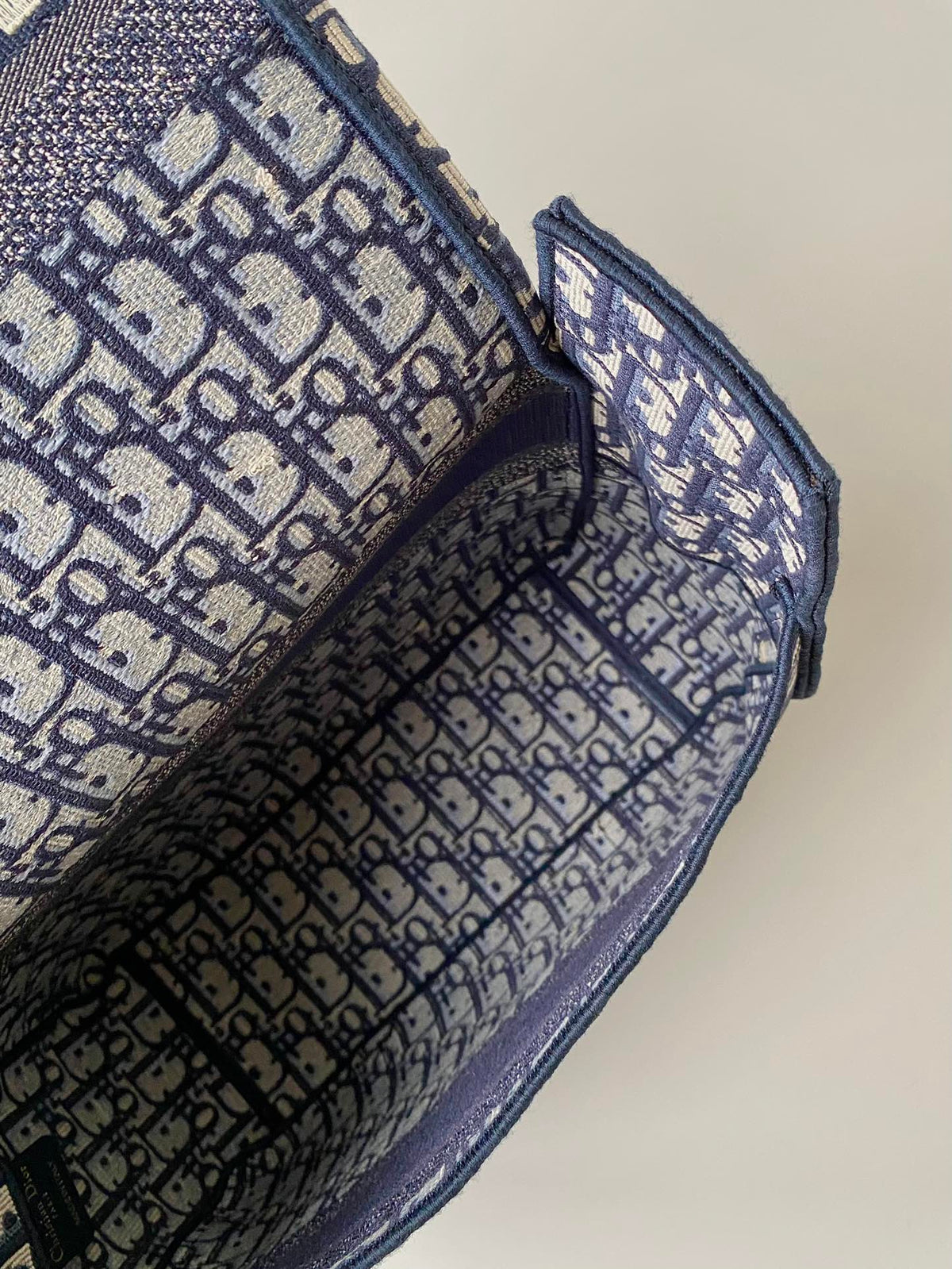 DIOR MEDIUM CAMP BAG 28 OBLIQUE BLUE EMBROIDERY