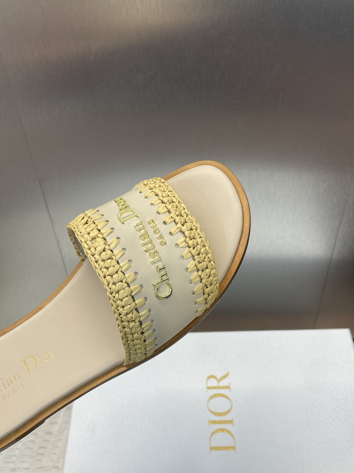 DIOR 25S D-LANE SLIDE LIGHT BEIGE CALFSKIN AND YELLOW BRAIDED RAFFIA