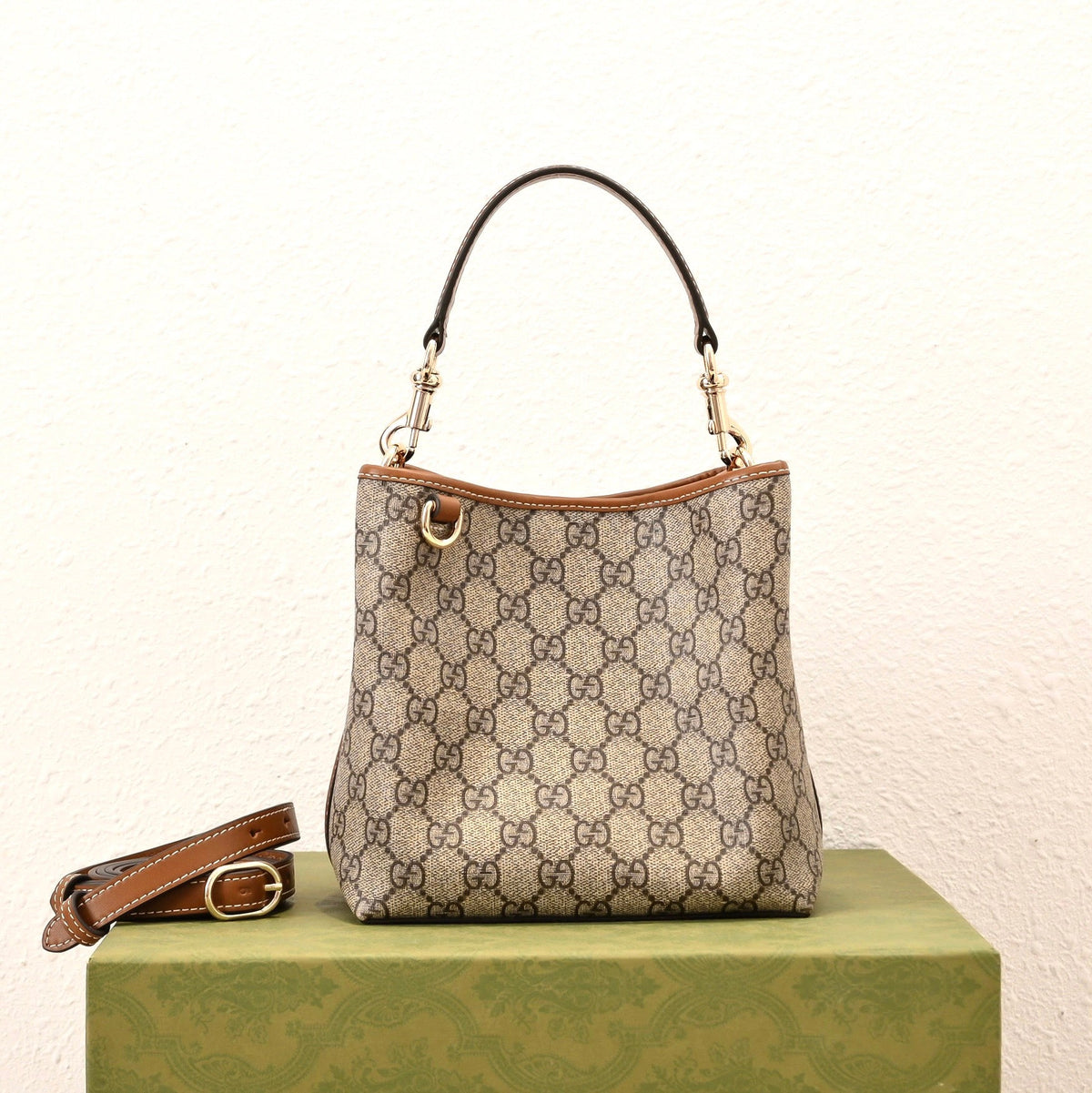 Gucci Emblem Bucket Bag-815118