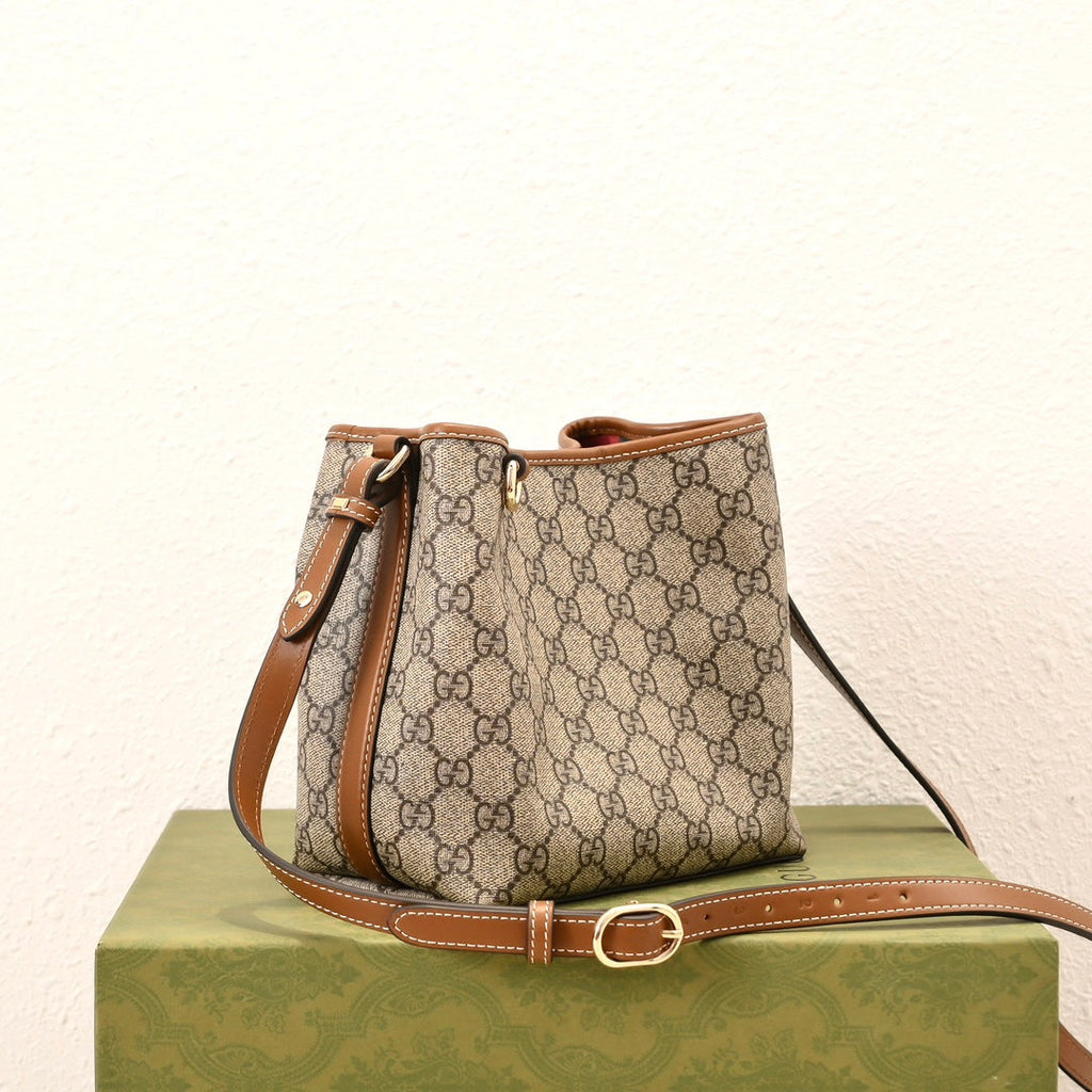 Gucci Emblem Bucket Bag-815118