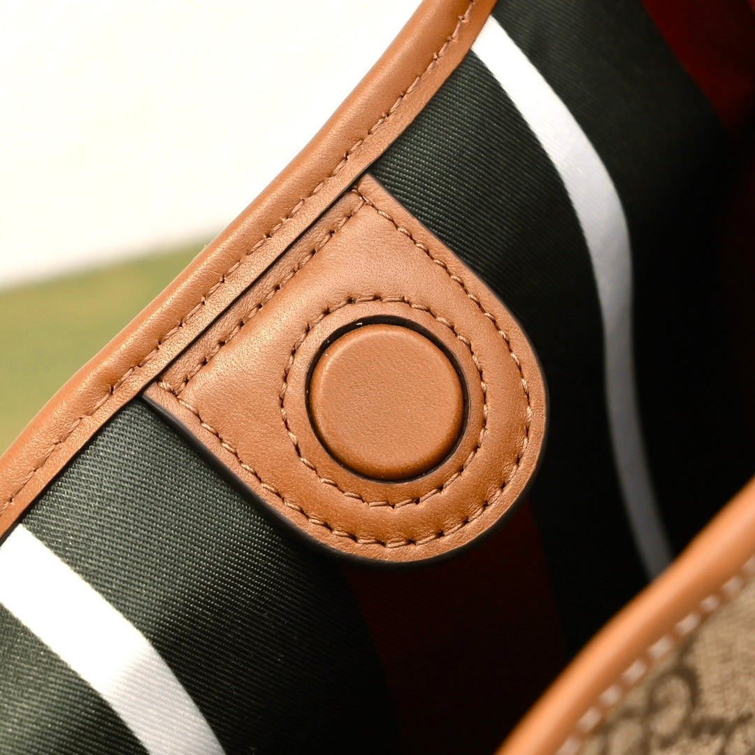 Gucci Emblem Bucket Bag-815118